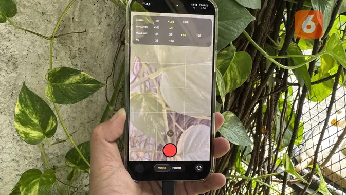 Merekam video ProRes 4K pada 60 fps dengan iPhone 16 Pro Max, yang disimpan langsung menggunakan SanDisk Phone SSD 1TB. Liputan6.com/Iskandar