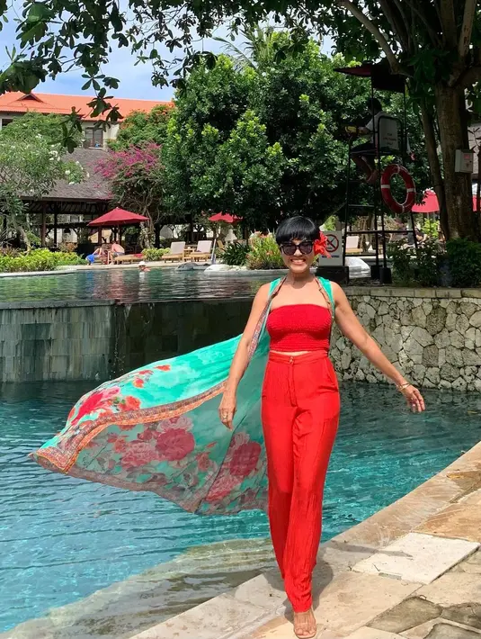 <p>Bukan hanya sebagai ibu, Herdiana juga sudah jadi manajer Cinta Laura selama 15 tahun. (Foto: Instagram/herdianak)</p>