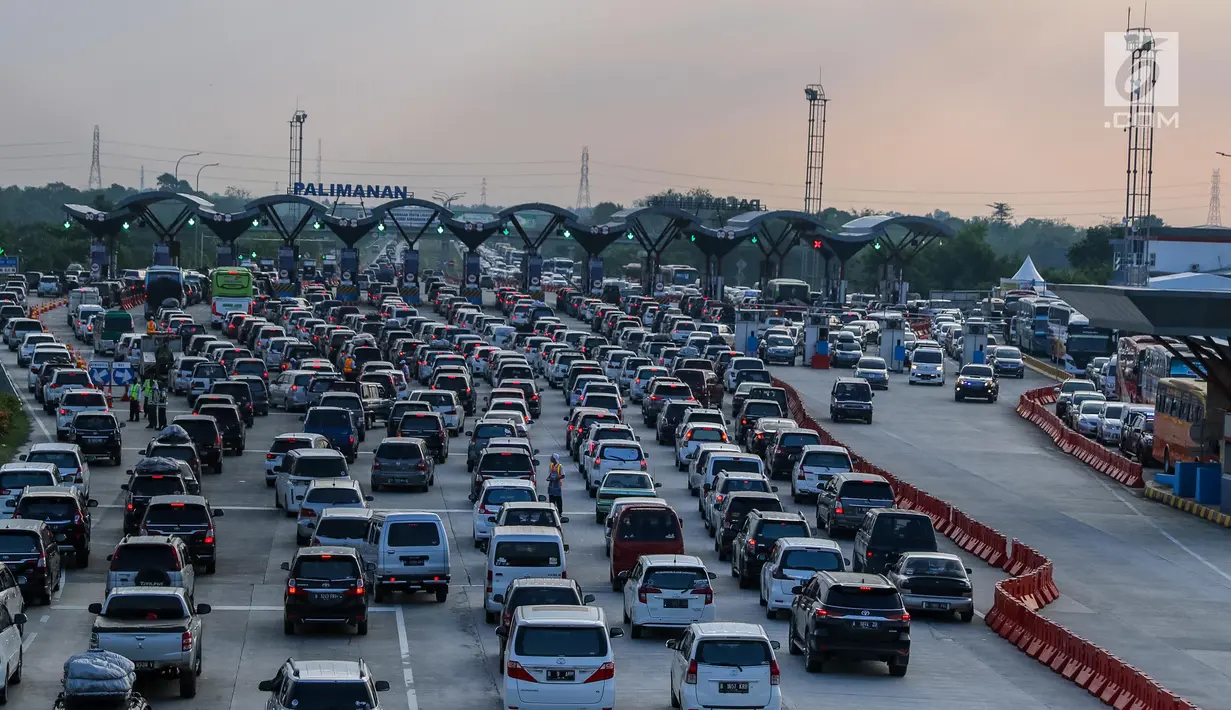 Sejumlah kendaraan antre di gerbang tol Palimanan Cipali, Jawa Barat, Kamis (29/6). Memasuki H+4 Lebaran, arus balik dari Jawa Tengah menuju Jakarta masih terpantau padat dan puncak arus balik diprediksi terjadi H+5 dan H+6. (Liputan6.com/Faizal Fanani)