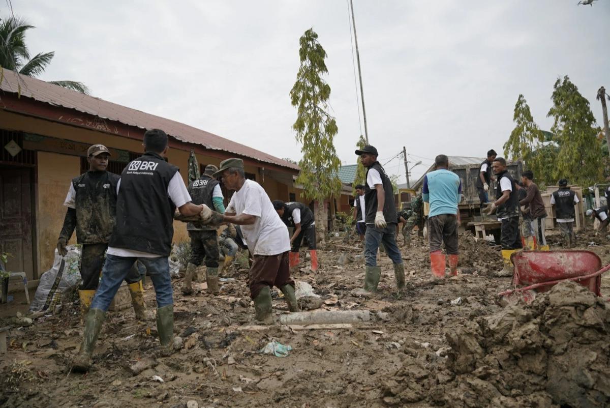 Dukung Pemulihan Pascabencana, Relawan BRI Peduli Terjun Langsung 'Bersih-bersih Sekolah' di Aceh Tamiang