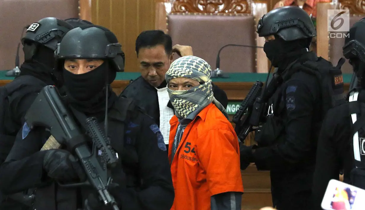 Terdakwa kasus bom Thamrin, Aman Abdurrahman dengan kawalan ketat polisi bersenjata seusai sidang lanjutan di PN Jakarta Selatan, Jumat (25/5). Pada sidang pekan lalu,  JPU menuntut Aman Abdurrahman tuntutan mati. (Liputan6.com/Immanuel Antonius)