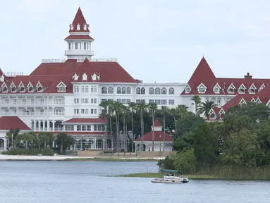 Perahu milik Sheriff Orange County melakukan pencarian di Danau Seven Seas Lagoon di Walt Disney World Resort, Orlando, Rabu (15/6). Sebelumnya bocah laki-laki dua tahun dilaporkan hilang diseret seekor buaya di dekat lokasi wisata itu. (Gregg NEWTON/AFP)
