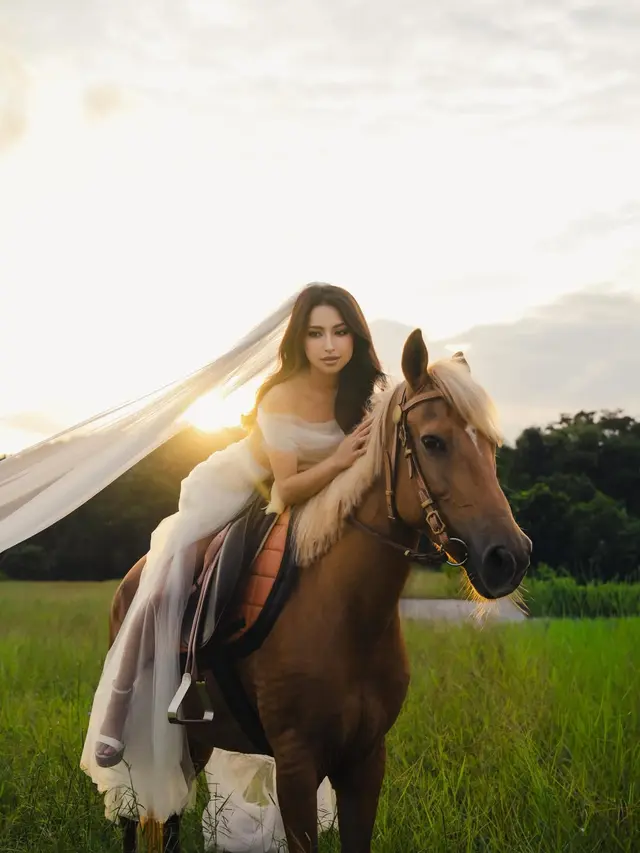 Tinggalkan Nuansa Adat, Jennifer Coppen dan Justin Hubner Tampil Romantis dengan Kuda di Sesi Prewedding
