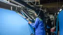 Sebelumnya, perang tarif Amerika Serikat diprediksi bakal berdampak signifikan pada lima sektor pekerjaan di Indonesia, terutama industri tekstil dan garmen, perikanan, padat karya, logistik, dan otomotif. (TIMUR MATAHARI/AFP)