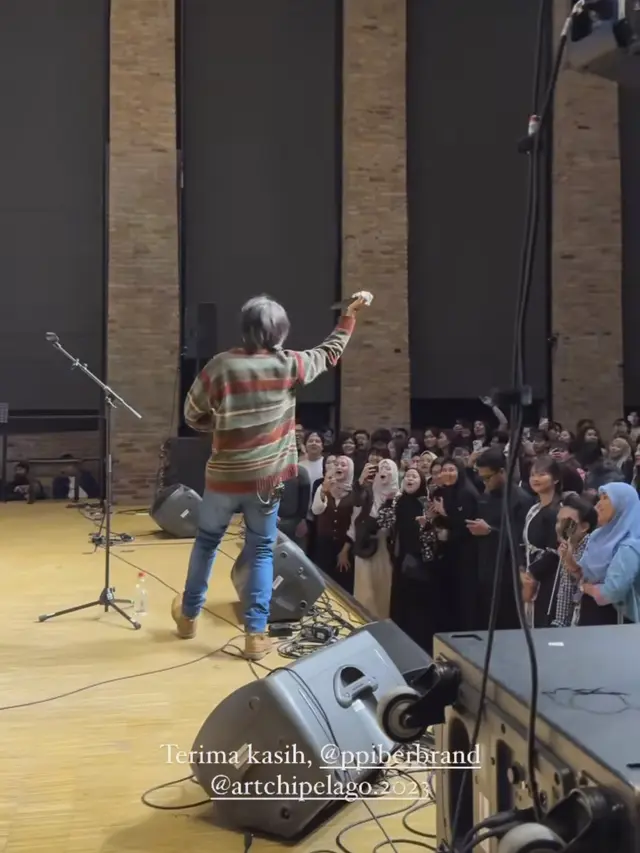 Fiersa Besari manggung di Berlin, Jerman