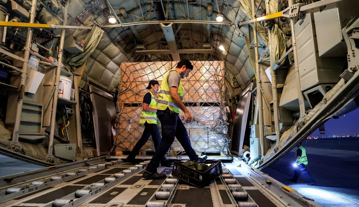 Bantuan kemanusiaan yang disediakan oleh Perserikatan Bangsa-Bangsa dimuat ke dalam pesawat angkut militer C-130H-30 Hercules turboprop milik Angkatan Udara Uni Emirat Arab di Bandara Internasional Dubai sebelum keberangkatan menuju Kairo, pada 19 Oktober 2023. (Giuseppe CACACE/AFP)