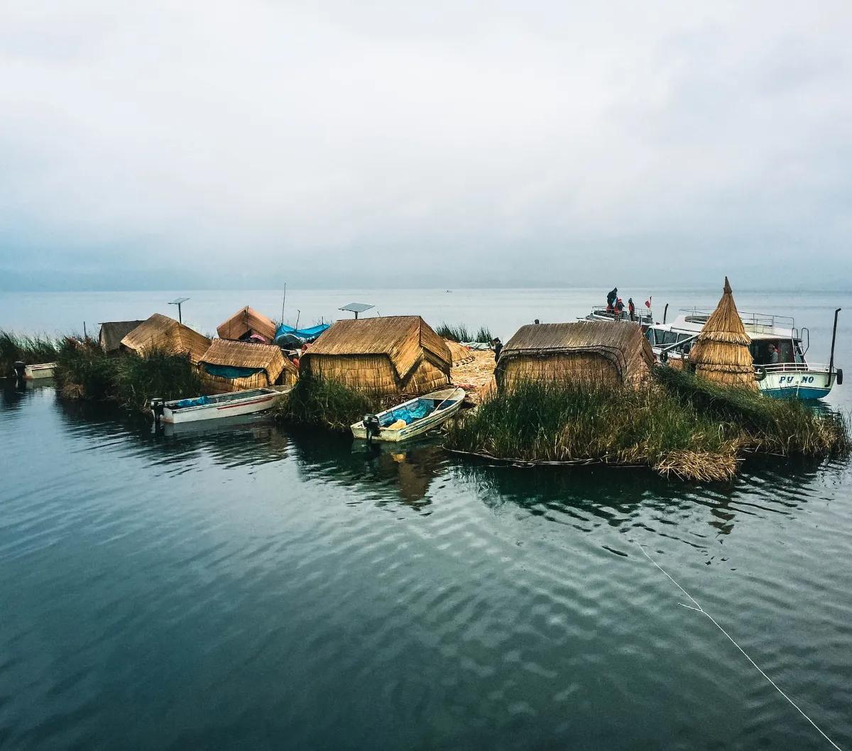 7. Punya Pusat Pemukiman Pulau Terapung yang Unik