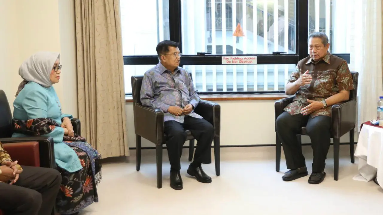 Wapres Jusuf Kalla menjenguk Ani Yudhoyono, istri Presiden ke-6 RI Susilo Bambang Yudhoyono (foto: dokumen Partai Demokrat)