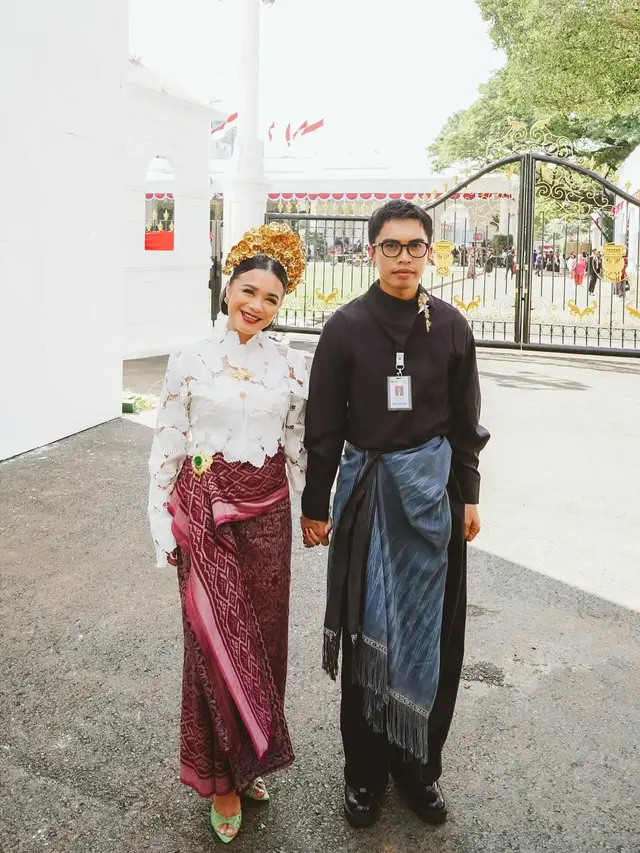 Gaya Ruth Sahanaya di Penurunan Bendera Merah Putih, Kebaya Modifikasi yang Anggun Berpadu Wastra Indonesia