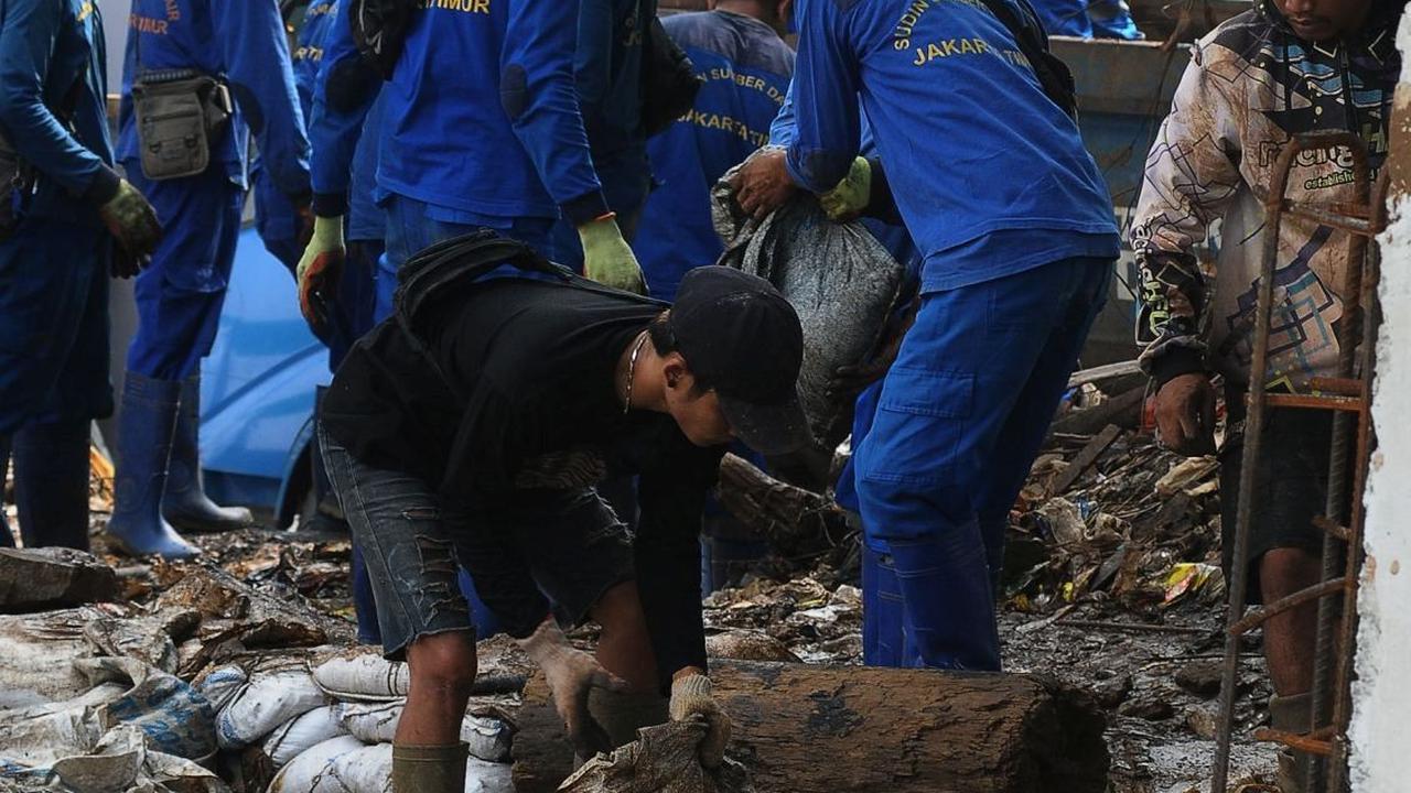 Kini kondisi luapan banjir mulai berangsur surut sehingga membuat petugas dapat bekerja membuat tanggul darurat. Foto: merdeka.com / Imam Buhori
