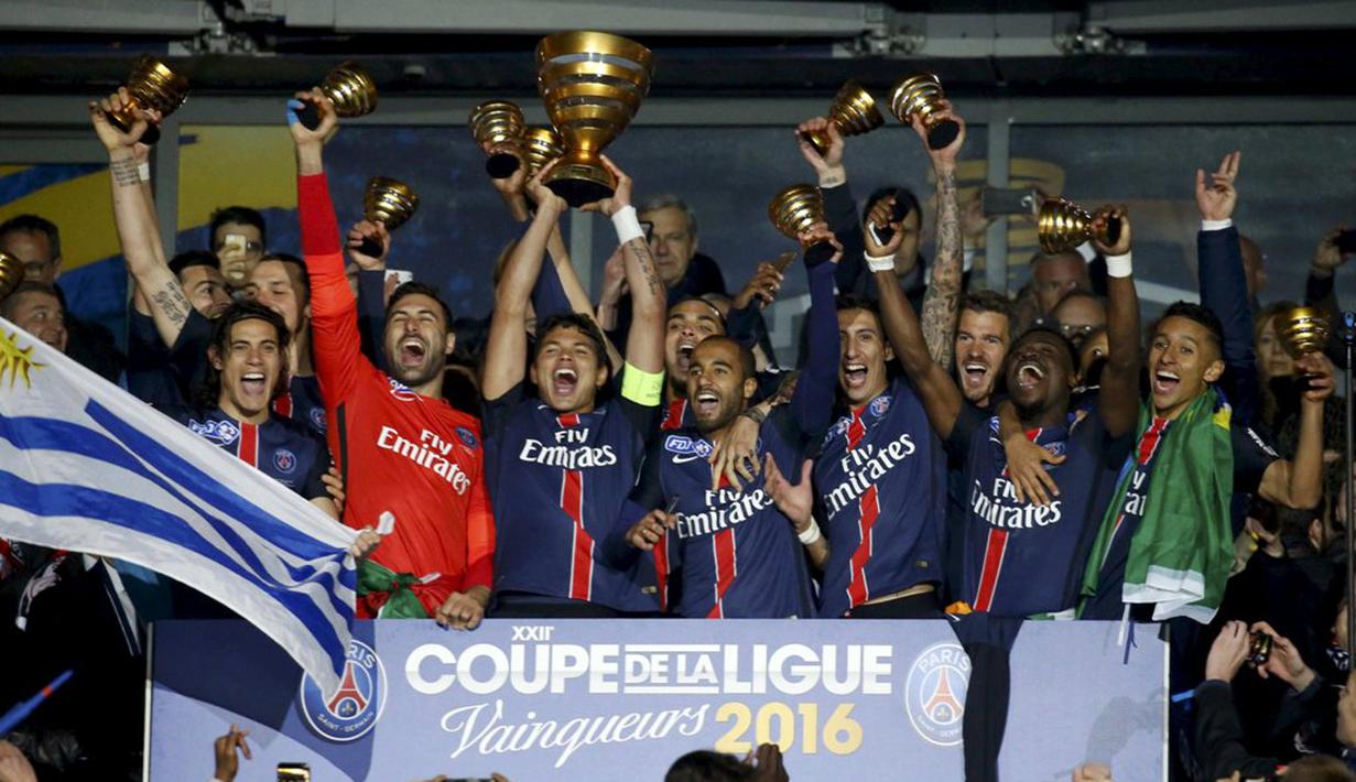 Pemain Paris Saint-Germain (PSG) merayakan gelar juara Piala Liga Prancis setelah mengalahkan Lille 2-1 di Stade de France, Saint-Denis, Sabtu (23/4/2016). (Reuters/Jacky Naegelen)