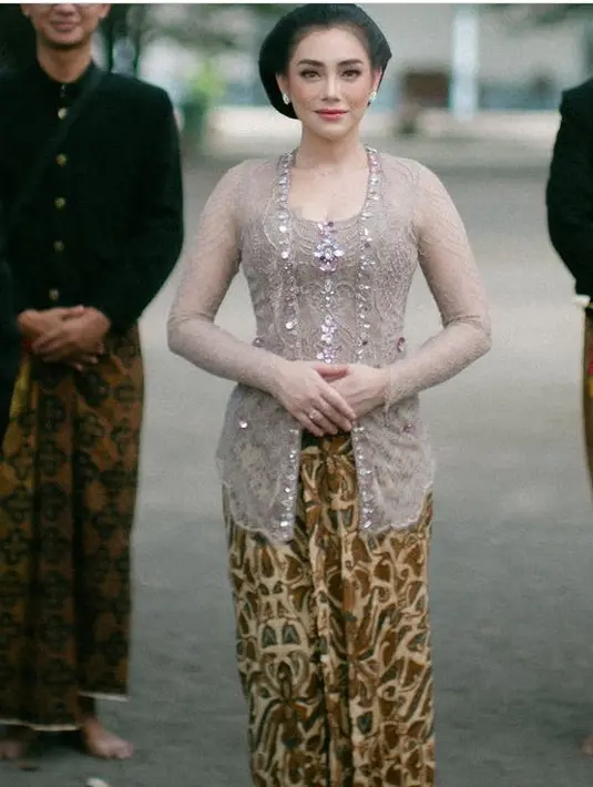 Sedangkan, Celine Evangelista juga hadir di Solo tampil lebih elegan mengenakan kebaya brokat coklat dengan aksen payetan dipadu kain batik coklat. [Foto: IG/faralljibrill]