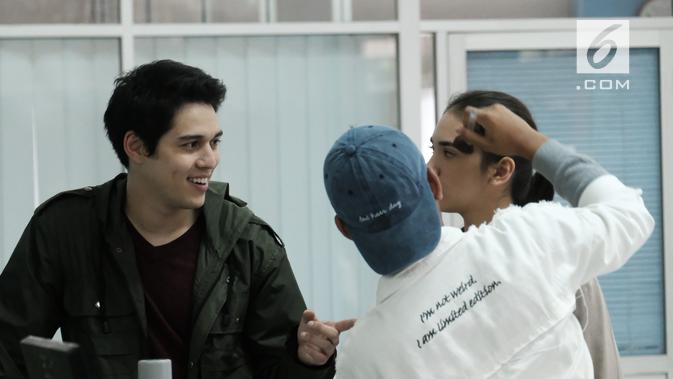 kain kafan hitam, debut maxime bouttier sebagai sutradara