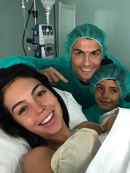 Kemarin, Senin (13/11/2017), Cristiano mengunggah foto bersama anak  laki-lakinya, Georgina dan bayi perempuan yang baru lahir. Ia menuliskan caption yang berisi pengumuman kelahiran serta nama anaknya tersebut. (Instagram/cristiano)