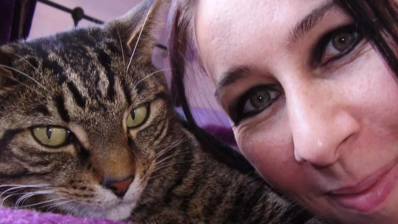 Barbarella, Perempuan yang Bahagia Menikah dengan Kucing