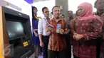 Seorang penyandang disabilitas mencoba ATM layanan wicara untuk penyandang disabilitas, Jakarta, (1/12/2015). Uji coba ini untuk memperingati hari disabilitas internasional pada 3 Desember mendatang. (Liputan6.com/Helmi Afandi)