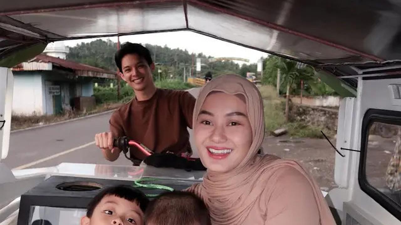 6 Potret Kegiatan Rey Mbayang di Kampung Halaman, Mudik Lebaran Bareng Anak dan Istri
