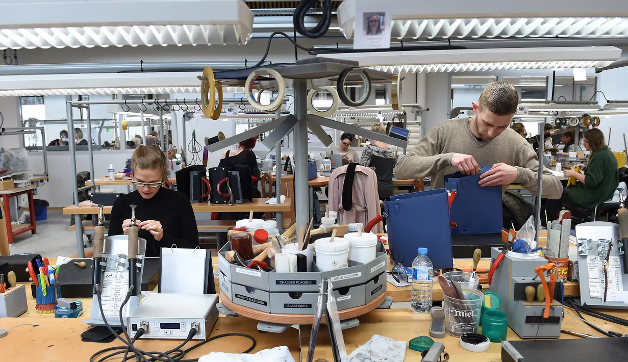 Suasana saat pengrajin bekerja di bengkel produsen barang-barang mewah Hermes di Allenjoie, Perancis, Kamis (5/4). Hermes merupakan brand fashion eksklusif asal Prancis. (SEBASTIEN BOZON/AFP)