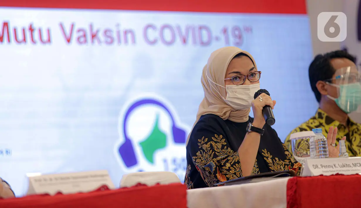 Kepala BPOM Penny K Lukito (kiri) menyampaikan keterangan terkait vaksin COVID-19 di Gedung BPOM, Jakarta, Kamis (19/11/2020). Penny mengatakan Emergency Use of Authorization (EUA) vaksin COVID-19 Sinovac diharapkan bisa keluar pada minggu ketiga/keempat Januari 2021. (Liputan6.com/Faizal Fanani)