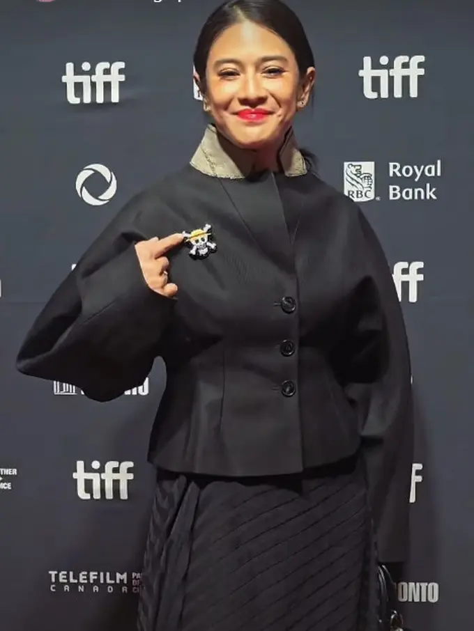 Gaya Fearless Dian Sastrowardoyo dengan Busana Serba Dior dan Pin One Piece di Toronto International Film Festival 2025
