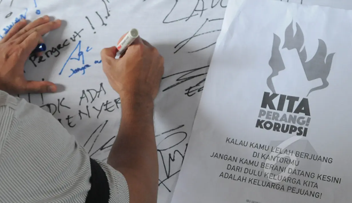 Pegawai KPK menandatangani dukungan unjuk rasa di halaman gedung KPK, Jakarta, Selasa (3/3/2015). Dalam aksinya, pegawai KPK menolak putusan Plt Pimpinan KPK yang melimpahkan kasus Komjen Pol Budi Gunawan ke Kejaksaan Agung. (Liputan6.com/Herman Zakharia)