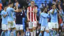 Pemain Stoke City, Darren Fletcher berjalan melewati para pemain Manchester City yang sedang merayakan kemenangan pada lanjutan Premier League di Etihad Stadium, Manchester, (14/10/2017). City menang 7-2. AFP/Lindsey Parnaby)