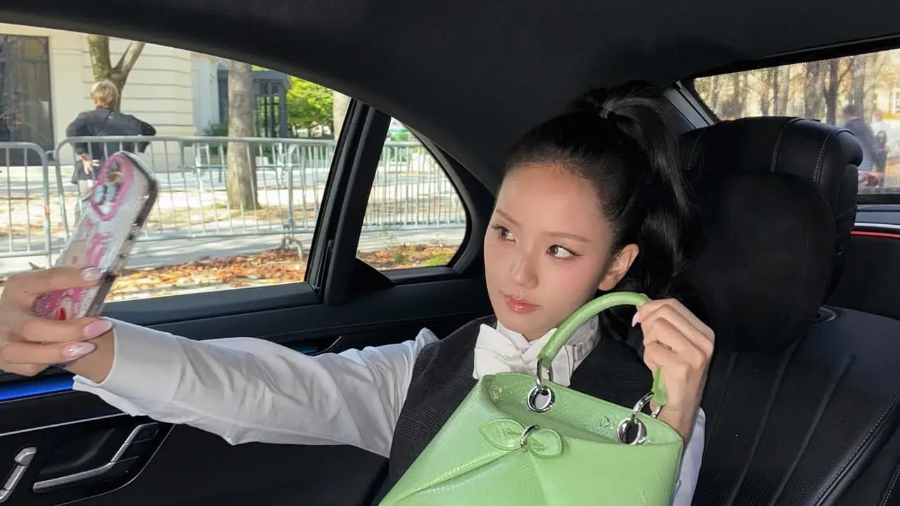 Tas Terbuka Lebar Jadi Tren 2026 salah satunya Dior yang dikenakan Jisoo Blackpink. [@sooyaaa__]