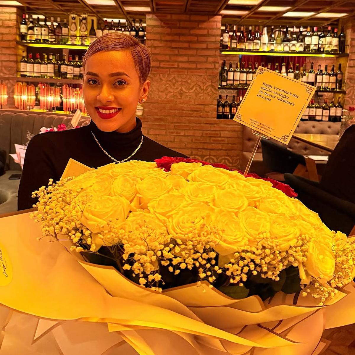 Potret Romantis Kimmy Jayanti Dinner Bareng Greg Nwokolo, Dapat Hadiah Bunga