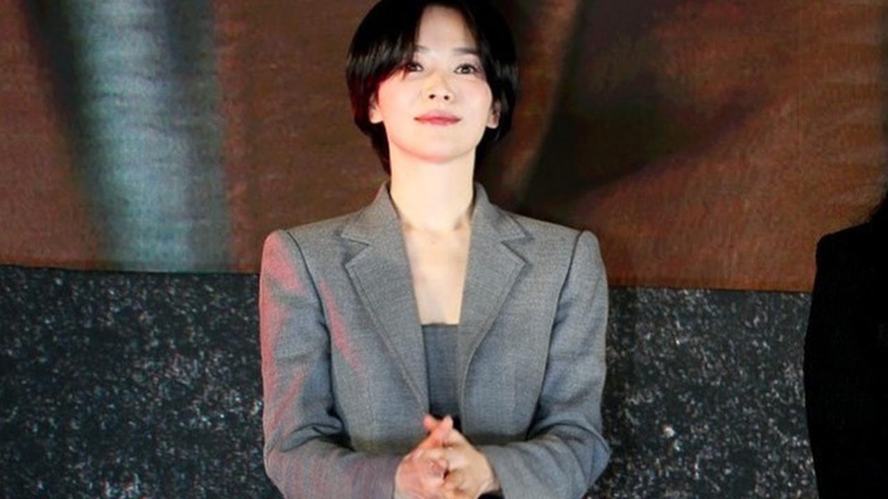 Song Hye Kyo Pakai Busana Semi Formal