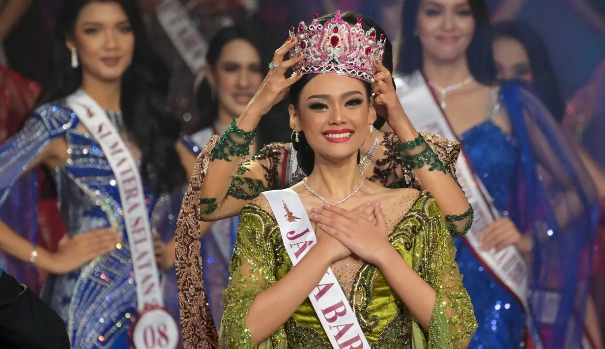 Harashta Haifa Zahra (depan) dari Jawa Barat menerima makhota Puteri Indonesia 2024 saat malam grand final Puteri Indonesia 2024 yang berlangsung di Jakarta Convention Center, Jumat (8/3/2024). (BAY ISMOYO/AFP)