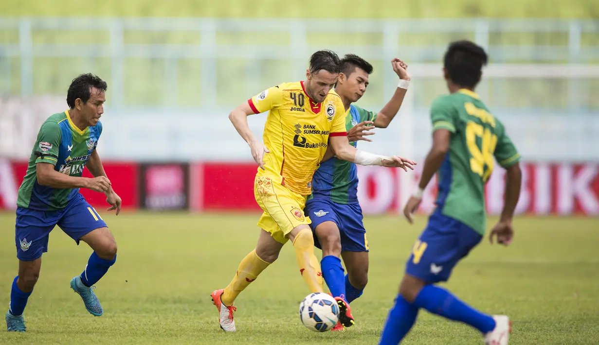 Pemain Sriwijaya FC, Simone Quintieri, berusaha melewati pemain Gresik United pada laga Piala Jenderal Sudirman di Stadion Kanjuruhan, Malang, Kamis (19/11/2015). (Bola.com/Vitalis Yogi Trisna)