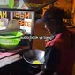 Viral tukang nasi goreng jualan sambil dengar audiobook. (dok. tangkapan layar video X @margianta/https://x.com/margianta/status/1797449121588256971)