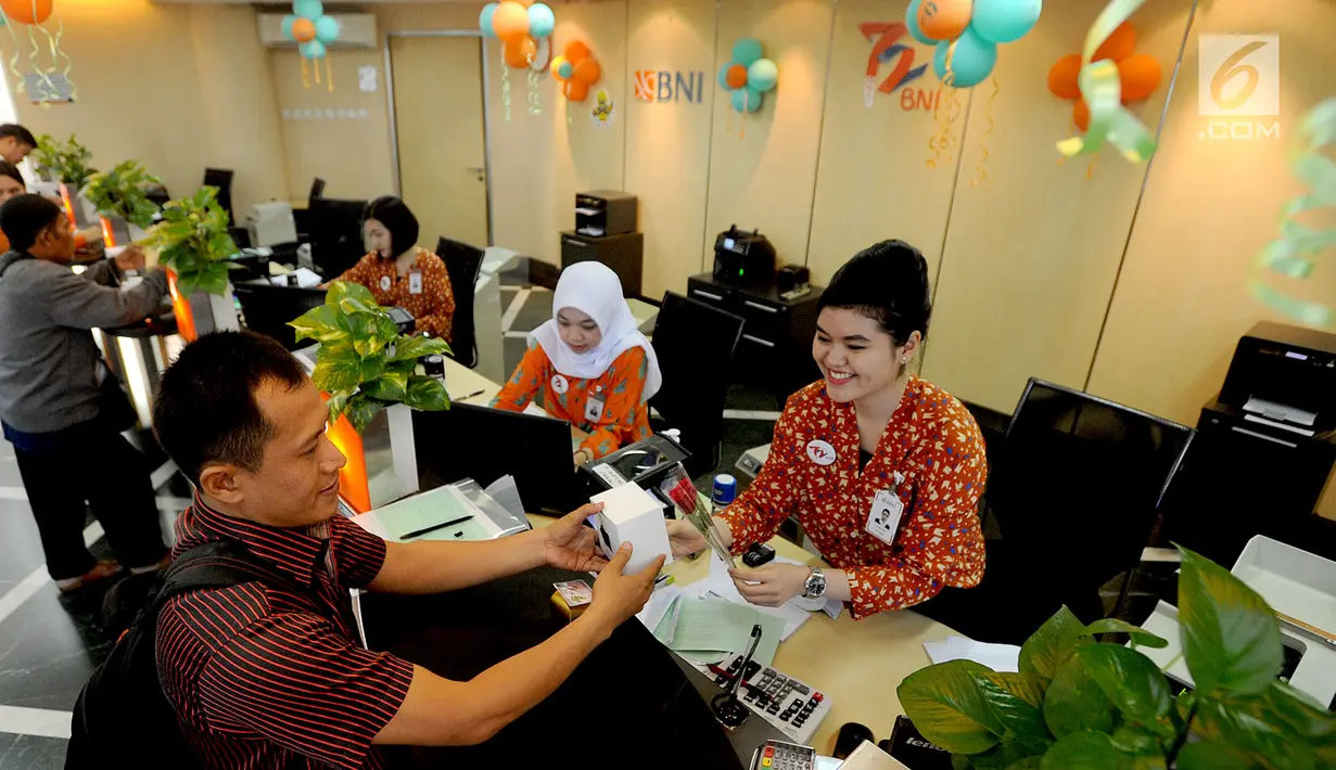 Teller memberikan bunga mawar dan souvenir kepada nasabah di Kantor Cabang BNI Tebet, Jakarta (5/7). Kegiatan dalam rangka HUT ke 72 BNI mengusung tema BNITu Digital. (Merdeka.com/Arie Basuki)