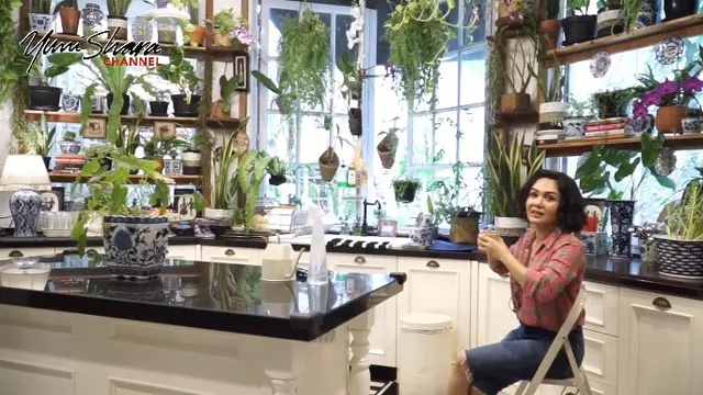 7 Gaya Yuni Shara Berkebun, Dari Pakai Daser Hingga Celana Sobek
