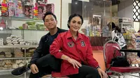 Krisdayanti pamer pose bareng Azriel Hermansyah seraya mengabarkan putranya ingin tinggal di Malang Jawa Timur. Ia pun menggoda soal jaket merah PDIP. (Foto: Dok. Instagram @krisdayantilemos)