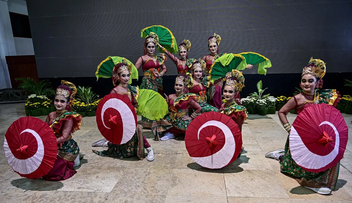 Para penari menampilkan tarian Yosakoi saat kegiatan Festival Remo-Yosakoi di Surabay, Minggu, 12 Juli 2026. (AFP/ Juni Kriswanto)