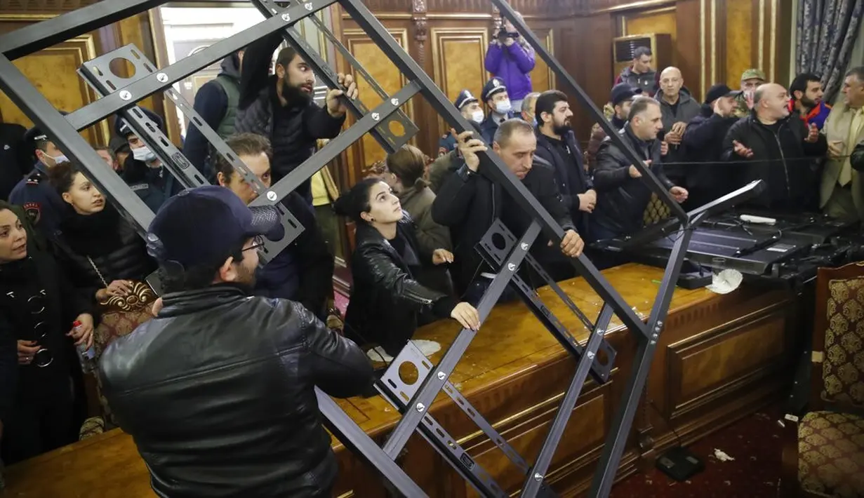 Demonstran menerobos masuk Gedung Parlemen saat memprotes kesepakatan untuk menghentikan pertempuran di wilayah Nagorno-Karabakh, Yerevan, Armenia, Selasa (10/11/2020). PM Armenia Nikol Pashinian menyerukan diakhirinya pertempuran dengan Azerbaijan. (AP Photo/Dmitri Lovetsky)