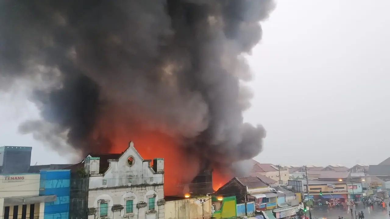 Asap hitam mengepul dari toko yang terbakar di Bobotsari, Purbalingga. (Foto: Liputan6.com/Rudal Afgani Dirgantara)