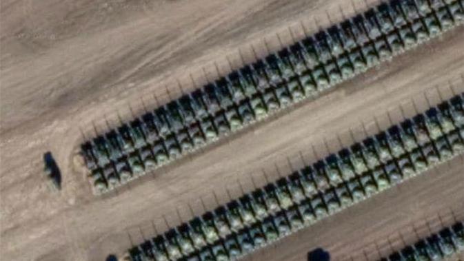 Citra satelit yang diduga menunjukkan penumpukan tank Rusia di Kamensk, Rusia Selatan dekat perbatasan Ukraina (Google Earth Supplied)