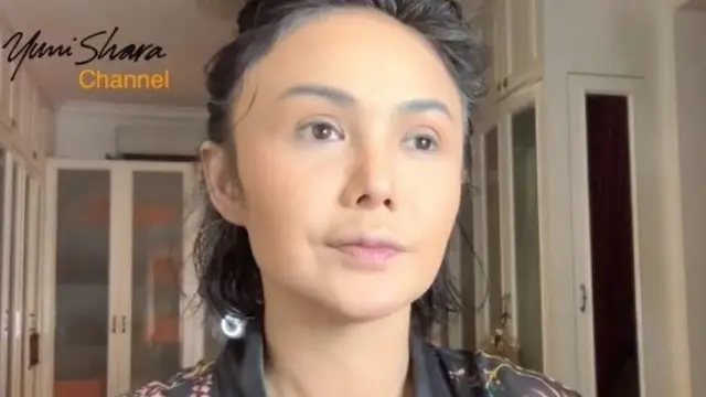 7 Potret Seleb Pamer Rambut Beruban Ini Tetap Tampil Menawan