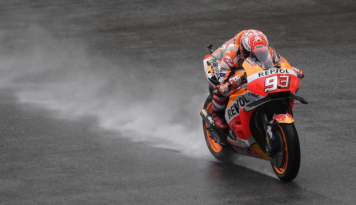Marc Marquez. Pembalap Spanyol berusia 29 tahun ini baru saja gagal beraksi di kelas MotoGP pada GP Mandalika 2022 akibat terjatuh saat sesi pemanasan. Sejatinya ia juga menjadi favorit pilihan pembalap, karena mampu tampil sama baiknya di trek kering maupun basah. (AFP/Mohd Rasfan)