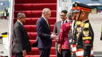 PM Australia Anthony Albanese tiba di Bandara I Gusti Ngurah Rai Bali untuk menghadiri pertemuan puncak KTT G20 yang disambut Menteri Pariwisata dan Ekonomi Kreatif Sandiaga Uno (dok. Biro Komunikasi Publik Kemenparekraf)