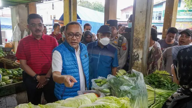 Menteri Perdagangan Zulkifli Hasan meninjau Pasar Jagasatru di Cirebon, Jawa Barat, Minggu (17/7/2022).