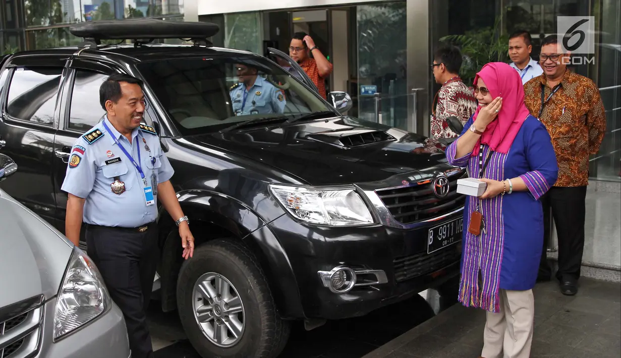 Plt Koordinator Unit Kerja Labuksi KPK Irene Putri menyerahkan barang sitaan ke Direktur Pelayanan Tahanan dan Pengelolaan Benda Sitaan dan Barang Rampasan Negara Wahidin di Jakarta, Selasa (30/1). (Liputan6.com/Herman Zakharia)