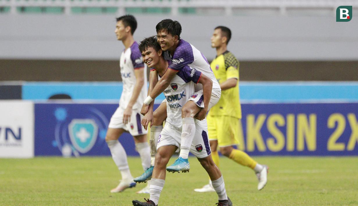 Pemain Persita Tangerang, Rifky Dwi Septiawan bersama Edo Febriansyah merayakan hasil imbang 1-1 saat melawan Borneo FC dalam laga pekan ke-6 BRI Liga 1 2021/2022 di Stadion Pakansari, Bogor, Sabtu (10/2/2021). (Bola.com/M Iqbal Ichsan)