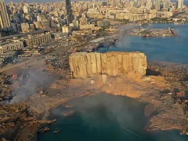 Gambar drone memperlihatkan tempat ledakan yang mengguncang pelabuhan Beirut, Lebanon, Rabu (5/8/2020). Ledakan dahsyat yang terjadi pada Selasa, 4 Agustus 2020, tersebut sejauh ini menewaskan 78 orang dan dan lebih dari 4.000 lainnya terluka. (AP Photo/Hussein Malla)