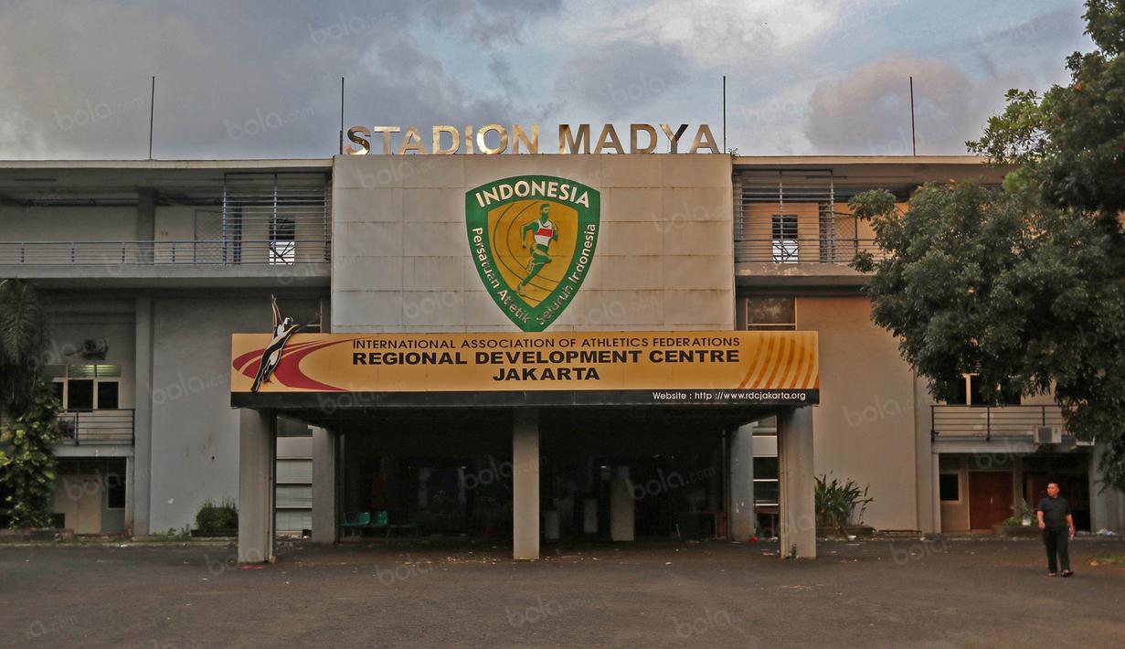 Stadion Madya yang menjadi  markas tim atletik nasional yang kini telah kosong dan sepi karena rencana dipugar jelang Asian Games 2018. (Bola.com/Nicklas Hanoatubun)