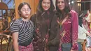 Dian Sastro kenakan atasan velvet bersiluet kebaya dengan lengan puffy yang oversized. Dipadu dengan kain Batik yang dililit longgar dan pantofel heels hitam [@wulanguritno]