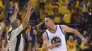 Bintang Warriors, Stephen Curry (30) merayakan tembakan tiga poinnya saat melawan Houston Rockets pada babak pertama Playoffs NBA di Oracle Arena,  Oakland, Selasa (19/4/2016) WIB. (Cary Edmondson-USA TODAY Sports)