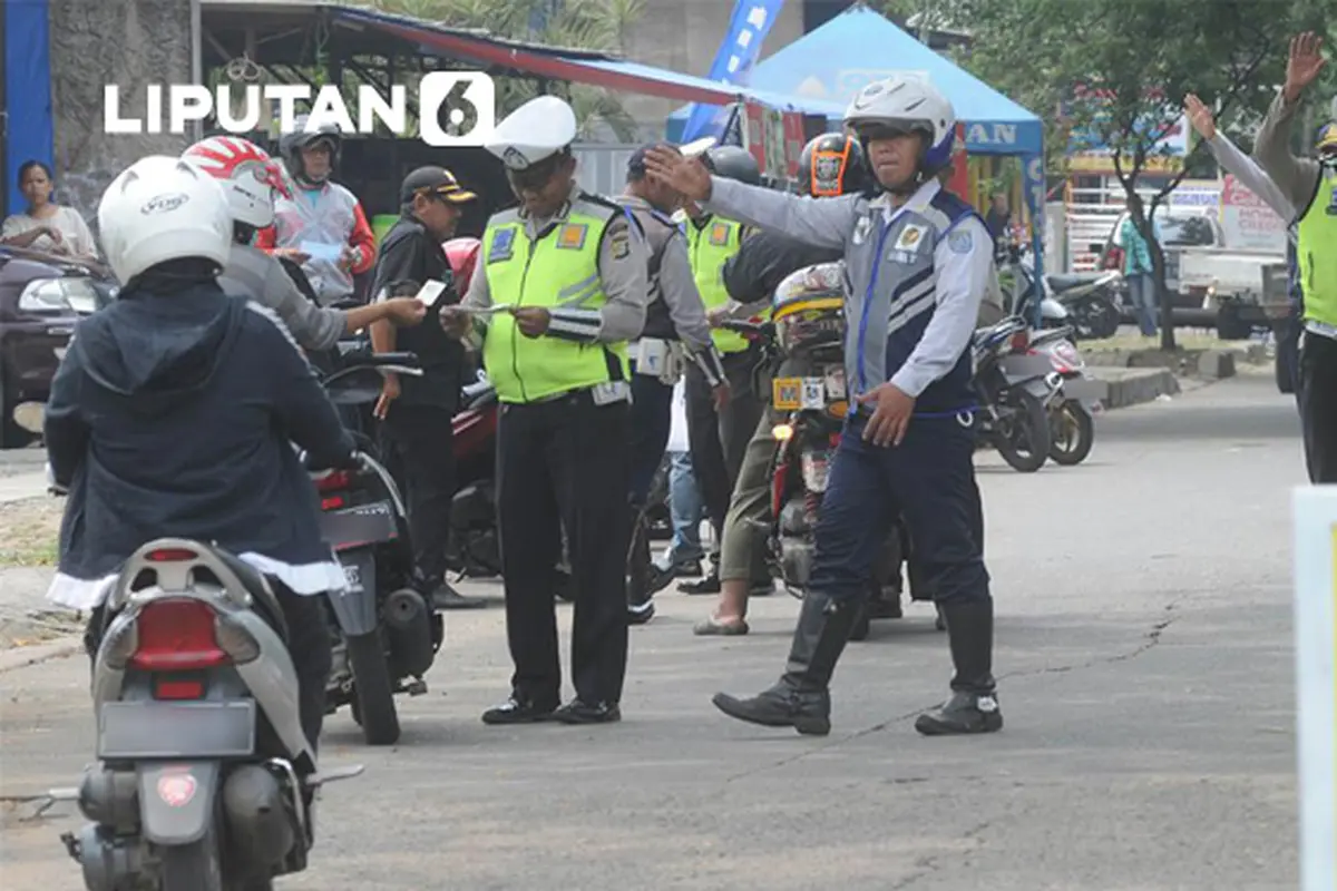Banner Infografis Operasi Zebra 2025 Digelar Polri, Sanksi Denda dan Tilang Menanti.